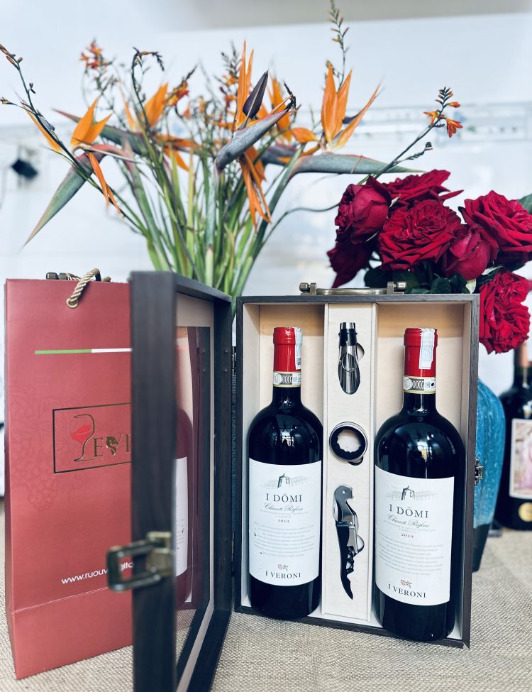 Hộp Quà Tặng Rượu Vang Ý I DOMI Chianti Riserva 2019 – 2 Chai + Phụ Kiện Cao Cấp <5% ABV*